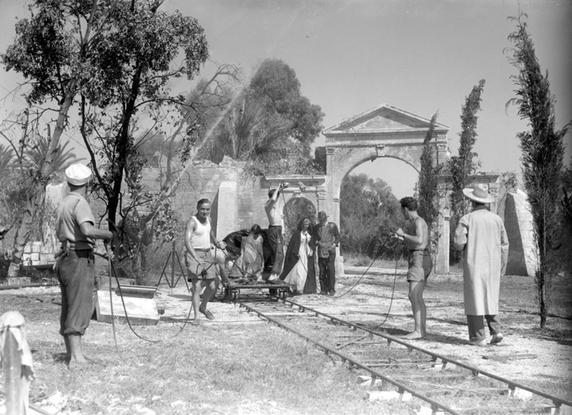 Tournage, aux studios de la Victorine, du film  « Dorothée cherche l’amour », réalisé par Edmond T. Gréville, en 1945, à Nice.