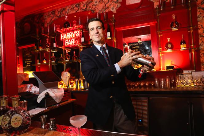 Franz-Arthur MacElhone, actuel propriétaire du Harry’s New York Bar, en 2024.