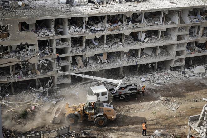 Sur le site d’impact d’un missile iranien, à Tel-Aviv, le 22 juin 2025.