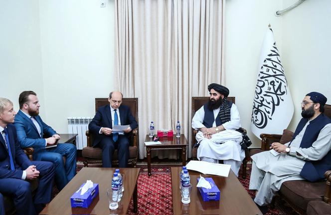 Cette photographie diffusée par les autorités afghanes montre une rencontre entre le ministre des affaires étrangères russe, Dmitri Jirnov, et son homologue taliban, Amir Khan Muttaqi, le 17 avril 2025, à Kaboul.