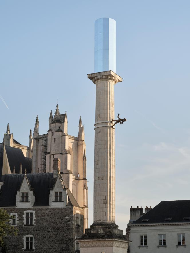 « Antipodos », d’Ivan Argote, sur la place Maréchal-Foch, pour Le Voyage à Nantes 2025.