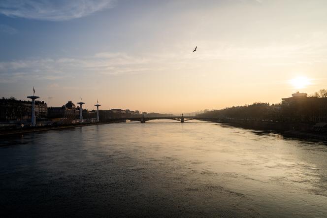 Le brouillard au-dessus du Rhône lors d'un épisode de pollution de l'air à Lyon, le 19 janvier 2025.