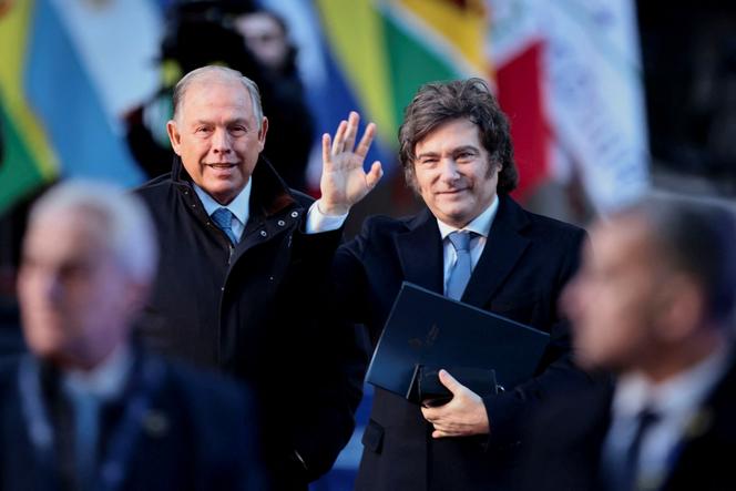 Le président argentin, Javier Milei (à droite), lors du sommet des présidents du Mercosur, à Buenos Aires, le 3 juillet 2025.