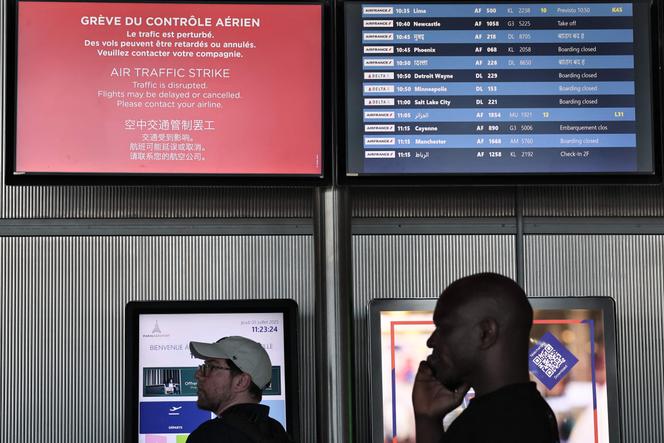 Des passagers à Roissy-Charles-de-Gaulle devant les tableaux de départs, le 3 juillet 2025.