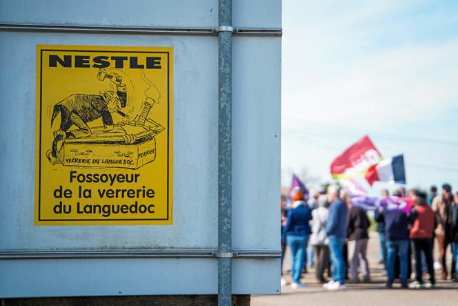 Lors d’un rassemblement de salariés sur le site Owens-Illinois, à Vergèze (Gard), le 22 avril 2025.