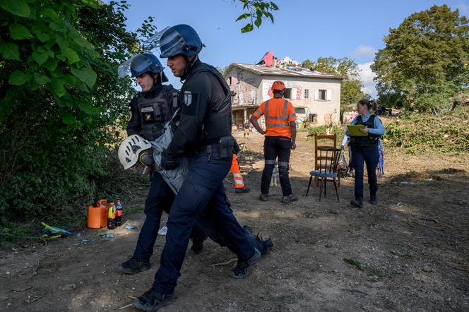 Un « écureuil », opposant à l’autoroute A69 qui occupait un arbre, est arrêté par des gendarmes lors d’une opération  évacuation de la ZAD (Zone à défendre) «  le Verger » à Verfeil (Haute-Garonne), le 18 septembre 2024. 
