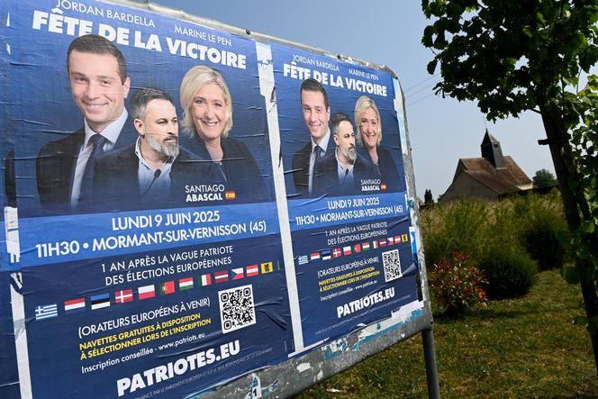 Cartazes para um evento político organizado pelos patriotas da extrema direita européia, presidida pela Jordânia Bardella, em Mormant-Sur-Vernisson, em 9 de junho de 2025.
