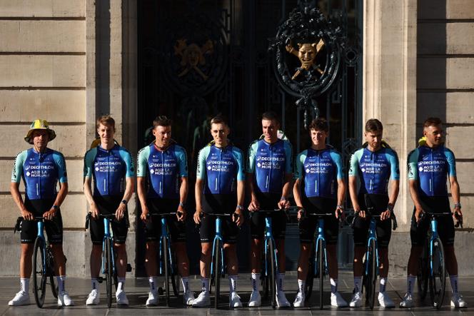 La formation Decathlon-AG2R La Mondiale, lors de la présentation des équipes du Tour de France 2025, à Lille, le 3 juillet 2025.