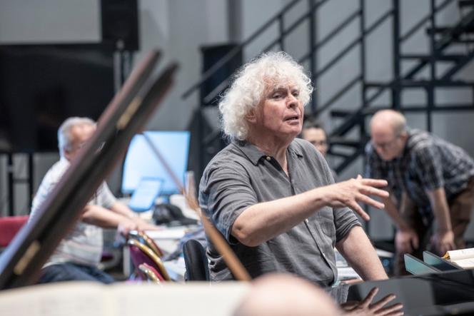 Simon Rattle, lors des répétitions de « Don Giovanni » au studio Big One du Grand Théâtre de Provence, à Aix-en-Provence (Bouches-du-Rhône), le 2 juin 2025.