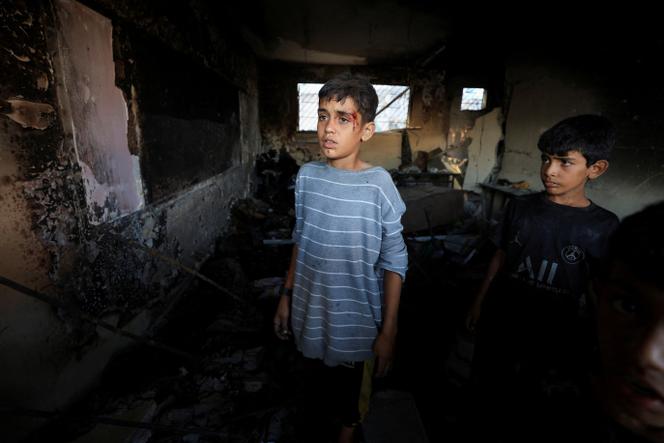 Un garçon blessé dans une école abritant des personnes déplacées, à la suite d’un bombardement israélien, dans la ville de Gaza, le 3 juillet 2025. 