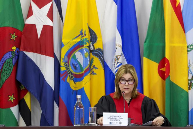 La présidente de la Cour interaméricaine des droits de l’homme (CIDH), Nancy Hernandez Lopez, donne un avis consultatif non contraignant sur les mesures unifiées de lutte contre le changement climatique, à la CIDH, à San José, Costa Rica, le 3 juillet 2025.
