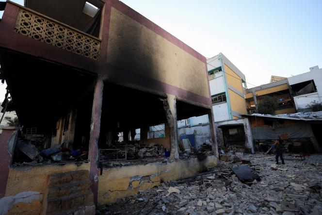 Sur le site d’une école de la ville de Gaza abritant des personnes déplacées, bombardée par l’armée israélienne, le 3 juillet 2025. 