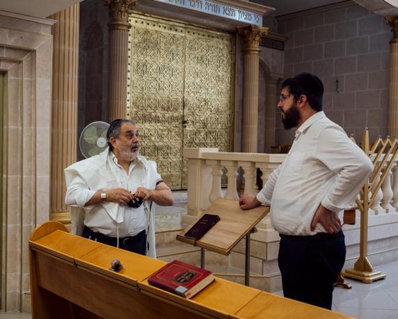 Armand Azoulay (à gauche), 60 ans, agent de voyage et président de la communauté juive de Bondy, discute avec le rabbin Avraham Lahmi, 47 ans, le 29 juin 2025.