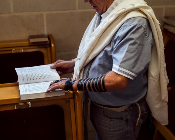Alain Benhamou, 80 ans, retraité, prie à la synagogue de Bondy, le 29 juin 2025.