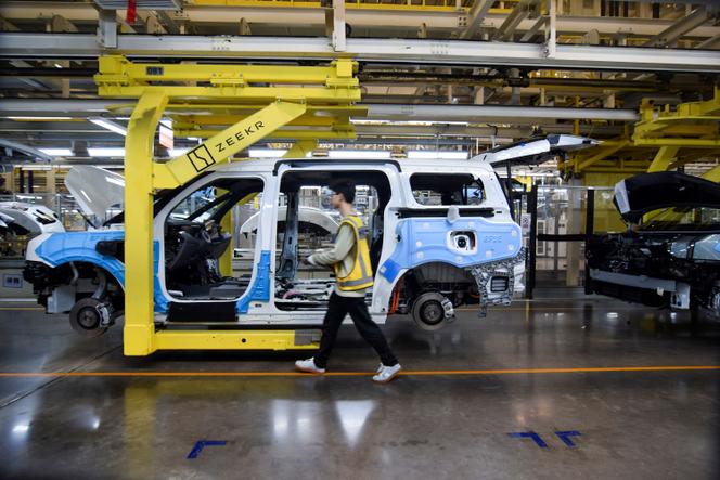 Une chaîne de construction de minivans électriques, dans l’usine Zeekr, à Ningbo, dans la province du Zhejiang, en Chine, le 20 avril 2025. 