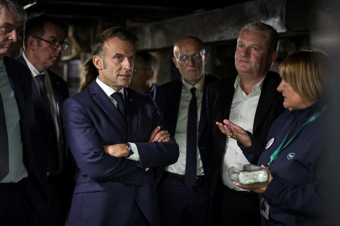 Emmanuel Macron visite la cave de la fromagerie Roquefort Société, à Roquefort-sur-Soulzon, en Aveyron, le  3 juillet 2023.