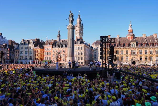 Les spectateurs présent sur la place du Général-de-Gaulle à Lille observent la présentation de l’équipe de Tadej Pogacar, le 3 juillet 2025.