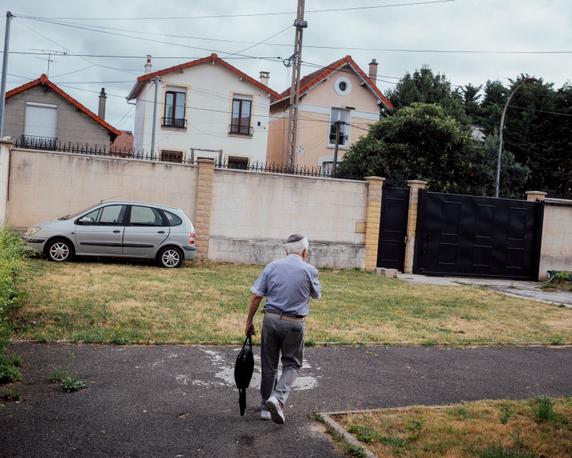 Alain Benhamou quitte la synagogue de Bondy, le 29 juin 2025.