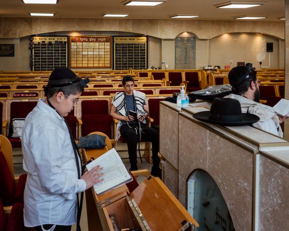 Avraham Lahmi (à droite), rabbin officiant à Bondy et habitant au Raincy, vient le dimanche matin avec ses deux fils à la synagogue de Bondy pour la prière, le 29 juin 2025.