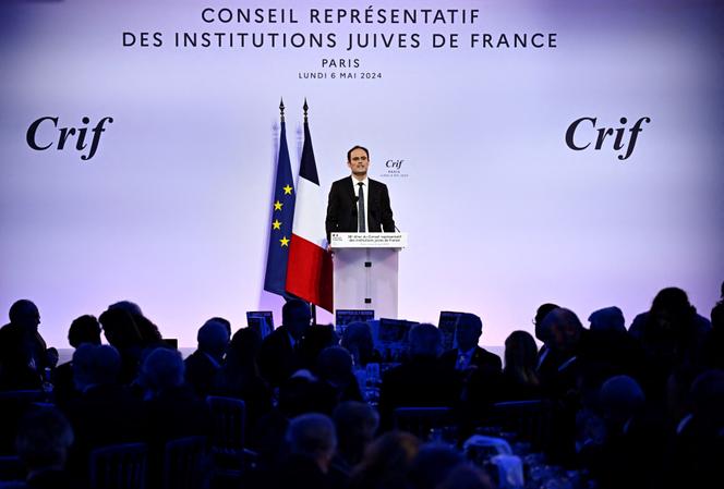 Le président du Conseil représentatif des institutions juives de France (CRIF), Yonathan Arfi, s’adresse aux participants lors du dîner annuel du CRIF, au Carrousel du Louvre à Paris, le 6 mai 2024.