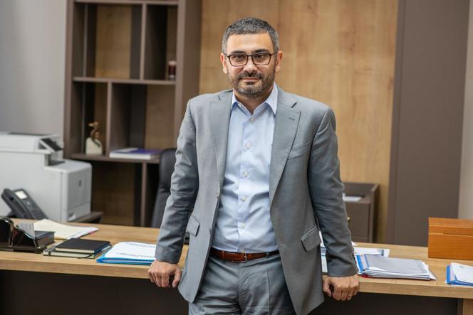 Petre-Florin Manole, ministre du travail, de la famille, de la jeunesse et de la solidarité sociale, dans son bureau à Bucarest, en Roumanie, le 1er juillet 2025.