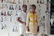 Le couturier André Courrèges travaille sur un ensemble trapèze, dans son atelier parisien, en août 1967.
