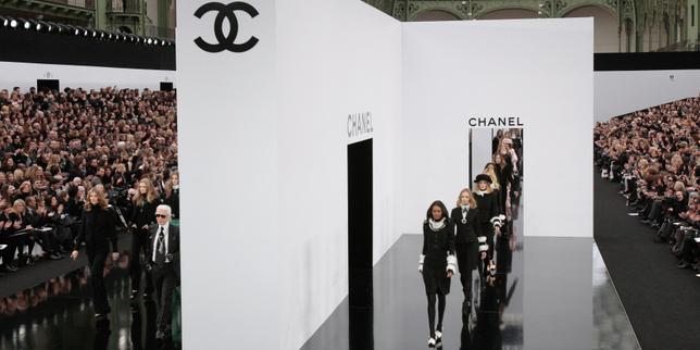 Le col blanc de Chanel, réminiscence royale de Catherine de Médicis