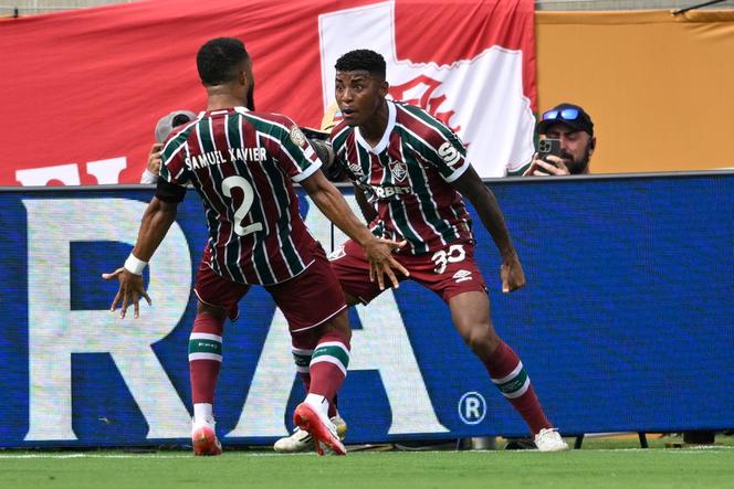 النادي البرازيلي فلومينينسي يتأهل كأول فريق لنصف النهائي على حساب الهلال 2 لاعب فلومينينسي، صموئيل كزافييه، يحتفل مع هيركوليس بعد هدفه في ربع نهائي كأس العالم للأندية، في أورلاندو، فلوريدا.