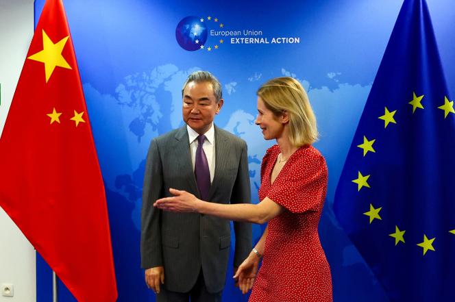 La haute représentante de l’UE pour les affaires étrangères et la politique de sécurité et vice-présidente de la Commission européenne, Kaja Kallas, accueille le ministre chinois des Affaires étrangères, Wang Yi, à Bruxelles (Belgique), le 2 juillet 2025.