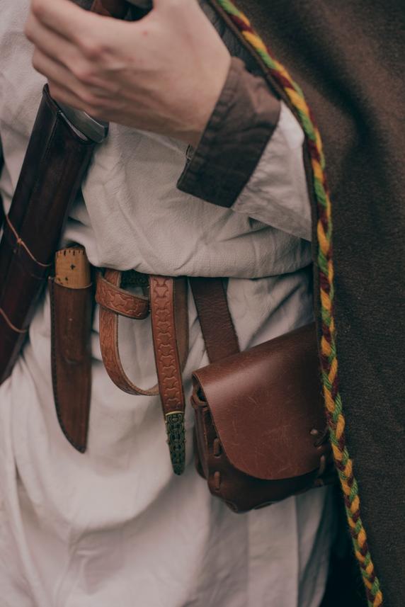 Détail de l’habit de Paul, qui est une tenue historique inspirée des Vikings normands, à Bayeux (Calvados), le 27 juin 2025.