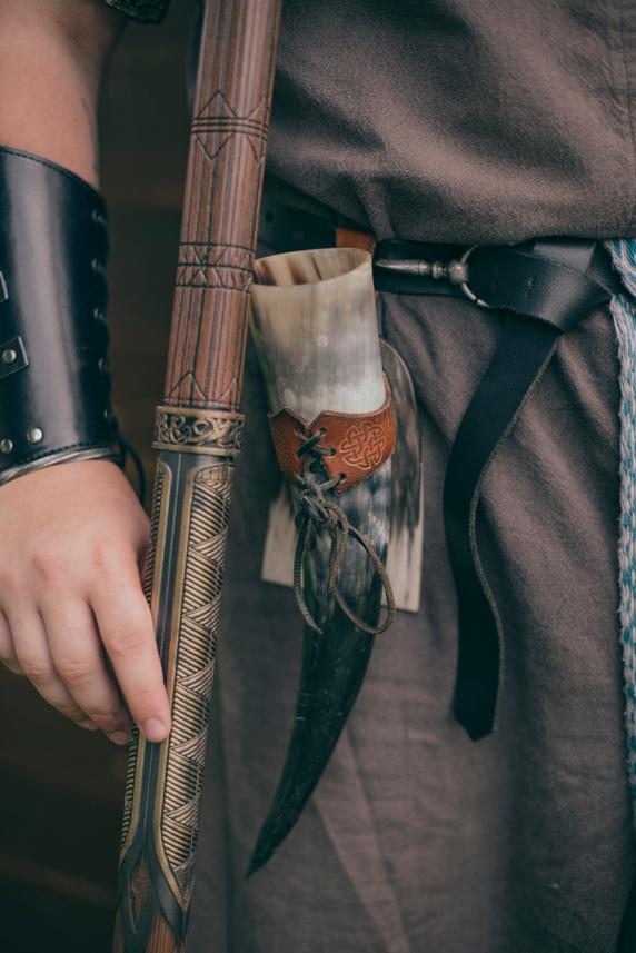 Détail de la tenue de Titouan Bride, avec sa corne à boire qu’il utilise dans les différents bars de la ville, lors des fêtes médiévales de Bayeux (Calvados), le 27 juin 2025.