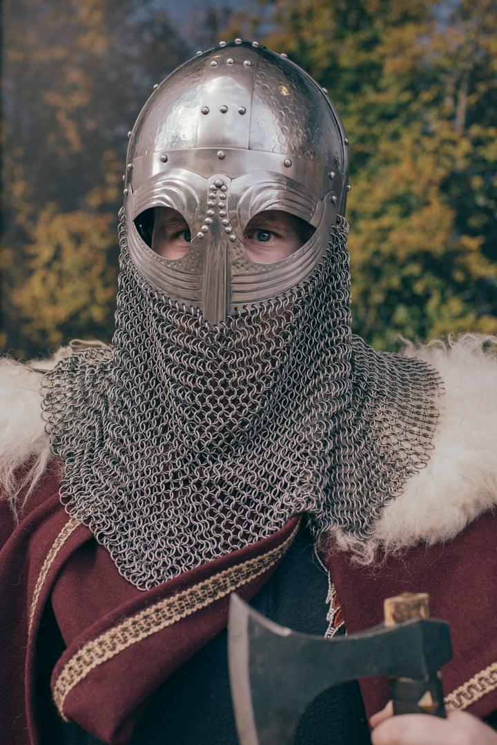 Benjamin Couvert, en tenue de viking, lors des Médiévales de Bayeux (Calvados), le 27 juin 2025.