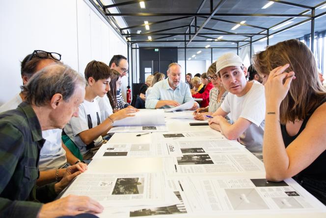 Lors d’un atelier « une du jour », dans les locaux du journal « Le Monde », à Paris, en 2024.