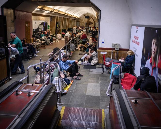 Des habitants se réfugient dans le métro, lors d’une attaque russe de drones et de missiles balistiques, dans la nuit du 3 au 4 juillet 2025, à Kiev, en Ukraine.