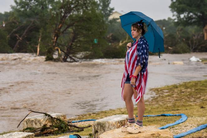 Leighton Sterling observe les eaux de la rivière Guadalupe, à Kerrville, au Texas, le 4 juillet 2025.