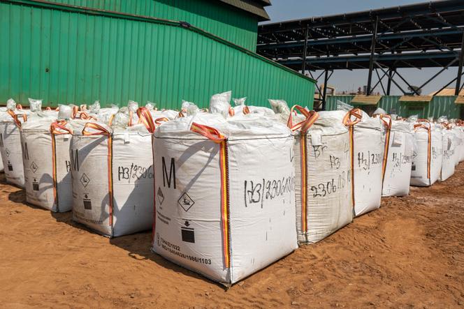 De l’hydroxyde de cobalt stocké dans des sacs, sur le site de la mine de cuivre et de cobalt de Mutanda, propriété de Glencore, dans le sud-est de la République démocratique du Congo, le 19 juin 2023.