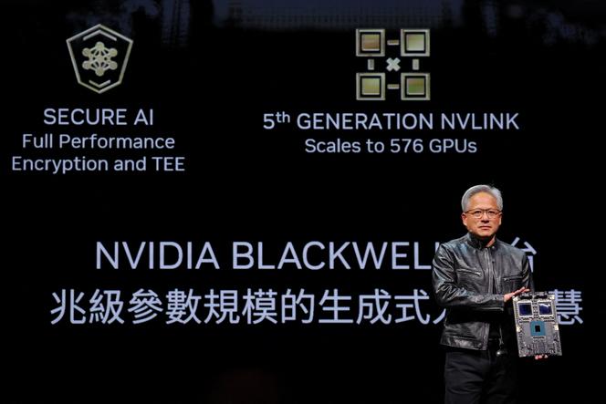 Jensen Huang, directeur de Nvidia, présente des produits sur scène lors du forum Computex, à Taipei (Taïwan), le 2 juin 2024.  