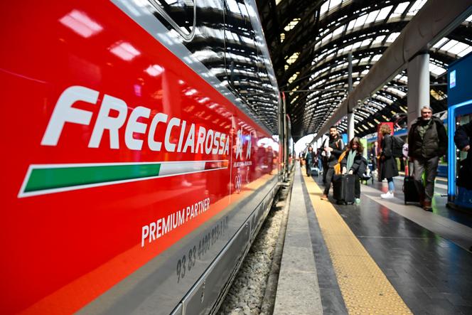 Des passagers débarquent d’un train à grande vitesse Frecciarossa de Trenitalia en provenance de Paris à leur arrivée à la gare centrale de Milan, le 1ᵉʳ avril 2025.