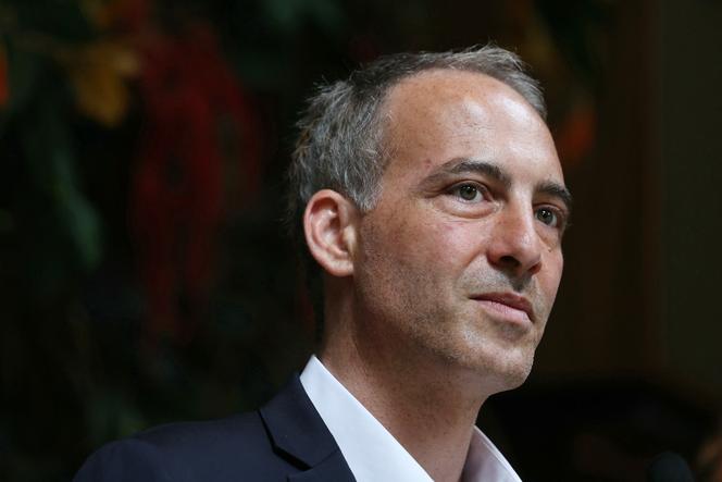 Le député européen Raphaël Glucksmann, coprésident du parti de centre-gauche Place publique, lors de la conférence de presse « Notre vision pour la France », à Paris, le 23 juin 2025.