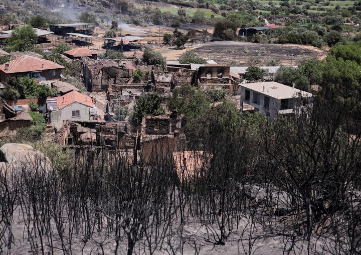Maisons brûlées du village de Karadogan, près d’Ödemis (Turquie), à la suite d’un incendie de forêt, le 4 juillet 2025.