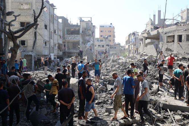 Des Palestiniens inspectent les dégâts après une frappe israélienne dans le camp d’Al-Boureij, dans le centre de la bande de Gaza, le 4 juillet 2025.