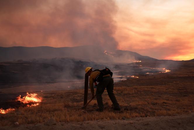 Un pompier  sur le site du « Madre Fire » près de New Cuyama, dans le centre de la Californie, Etats-Unis, le 3 juillet 2025.