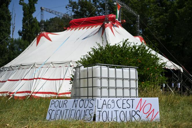 Un chapiteau installé près du château de Scopont par des opposants au projet d’autoroute A69 reliant Toulouse à Castres, à Maurens-Scopont (Tarn), le 4 juillet 2025.