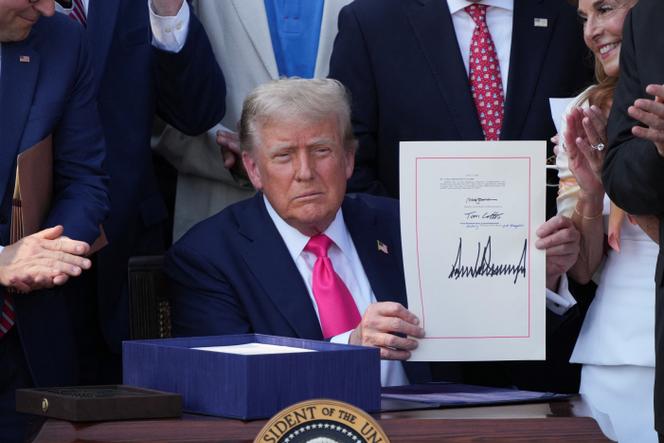Le président américain, Donald Trump, présente une vaste loi sur les dépenses et les impôts, connue sous le nom de « One Big Beautiful Bill Act », après l’avoir signée, à la Maison Blanche, à Washington, le 4 juillet 2025.