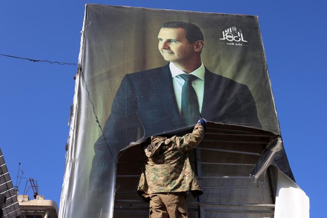 Un portrait de Bachar Al-Assad est déchiré dans une rue d’Alep, le 30 novembre 2024.