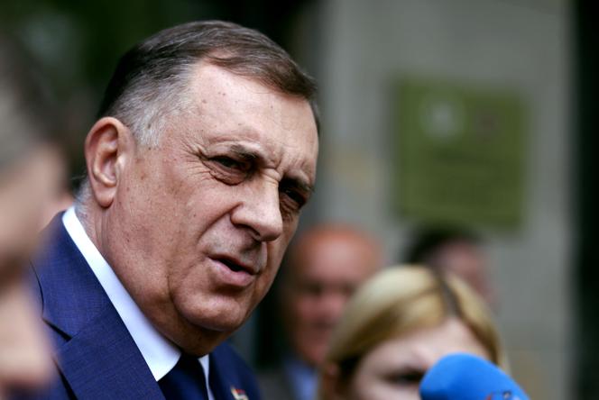 Milorad Dodik, s’adresse aux médias après une visite de l’université de Sarajevo-Est, le 24 avril 2025.