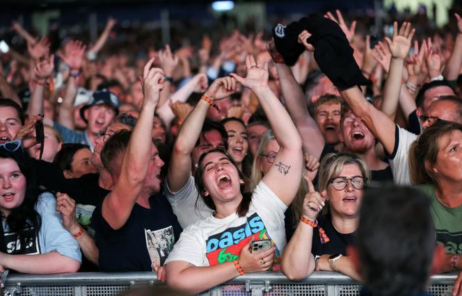 Des fans pendant le concert d’Oasis, à Cardiff, le 4 juillet 2025.