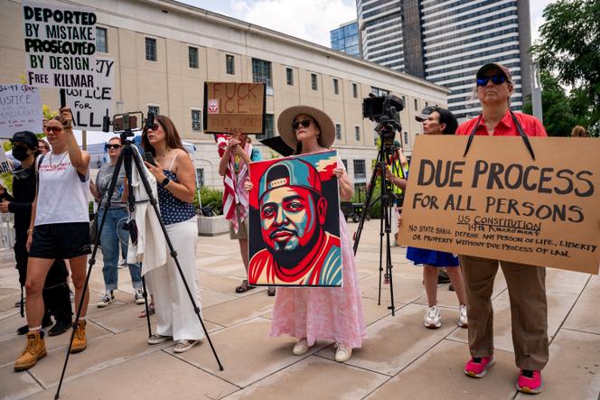 Des manifestants devant le tribunal fédéral où un juge déterminera les conditions de la libération de Kilmar Abrego Garcia à Nashville (Tennessee), aux Etats-Unis, le 25 juin 2025.
