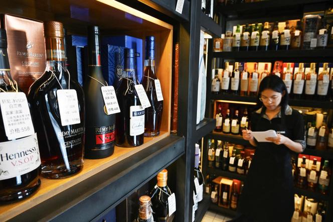 Des bouteilles de cognac dans un magasin d’alcools à Pékin, le 4 juillet 2025.