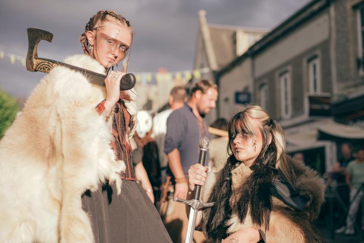 Svetlana (à gauche) et Tatiana Peretel (à droite), en tenue viking. Elles sont sœurs et participent chaque année aux Médiévales de Bayeux (Calvados), le 27 juin 2025.